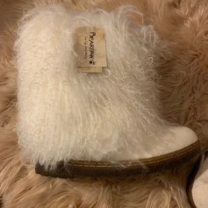 BRAND NEW white 🐻 Bearpaw furry boots